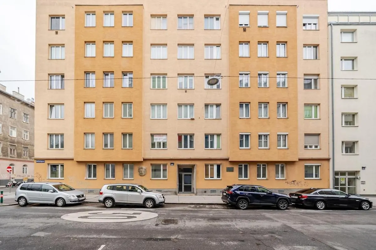 10 Minutes To City Centre And Next To Wien Hbf And Easy From Airport Ausztria