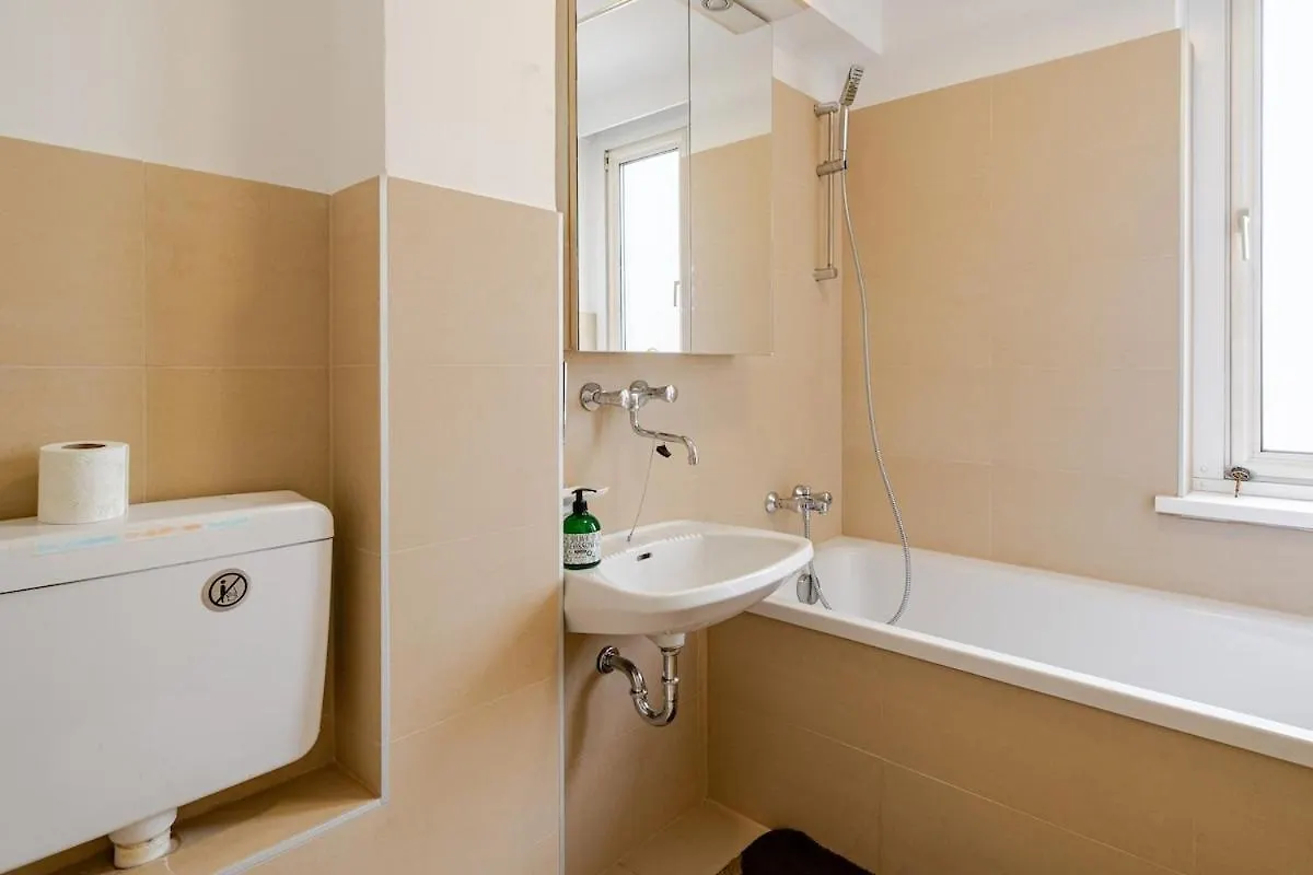 10 Minutes To City Centre And Next To Wien Hbf And Easy From Airport Bécs