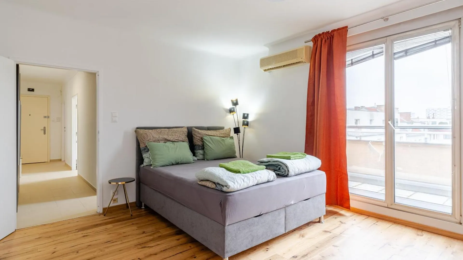 10 Minutes To City Centre And Next To Wien Hbf And Easy From Airport